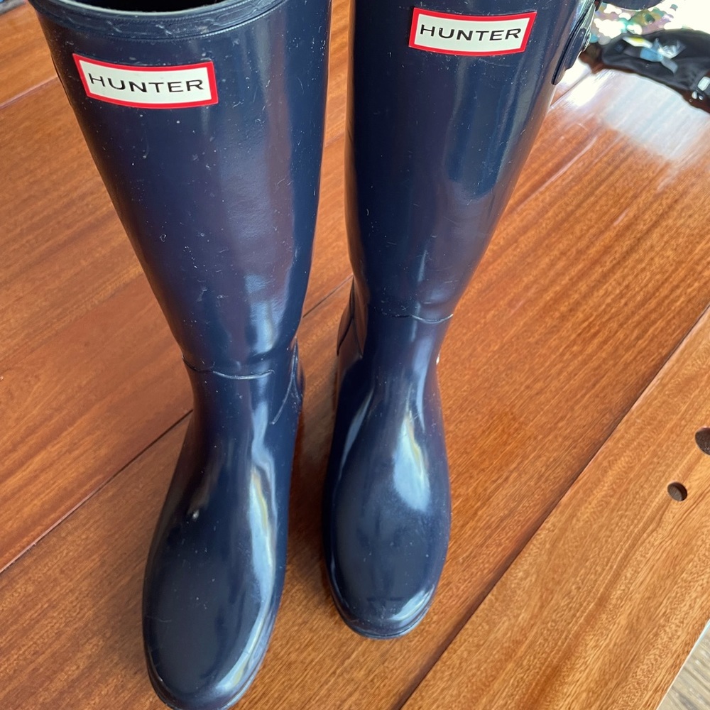 Hunter Tall glossy rain boots Size 7 EUC worn once NAVY blue